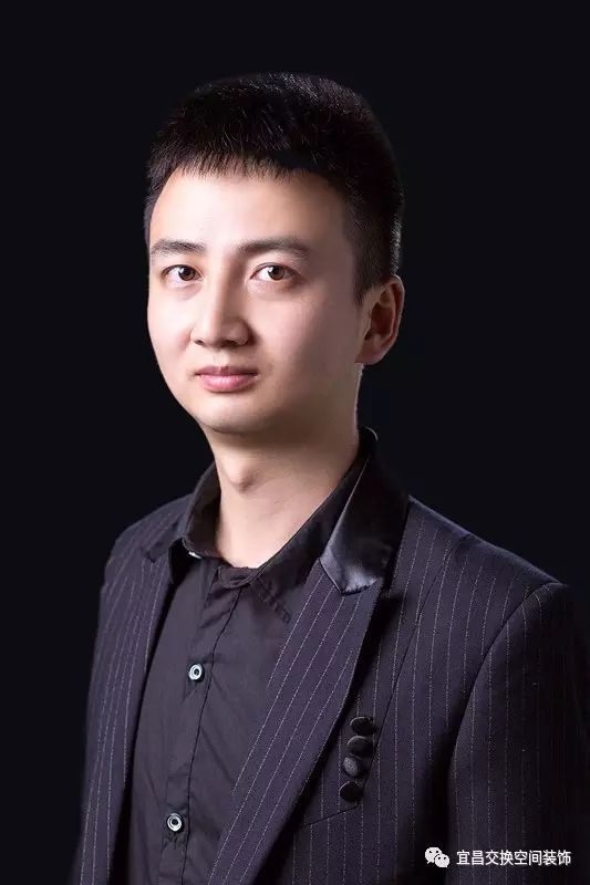 趙寶雄
國家注冊室內(nèi)設(shè)計師
中國室內(nèi)裝飾協(xié)會會員
畢業(yè)院校：三峽大學(xué)
設(shè)計理念：設(shè)計師不僅是藝術(shù)家，更是生活家，要學(xué)會生活，享受生活，品味生活，才能把設(shè)計帶到真實的生活中。
經(jīng)典案例：江山多嬌/御江一品/碧桂園/金色海岸/虹橋國際/香山福久源/中建宜昌之星/三峽花苑等
