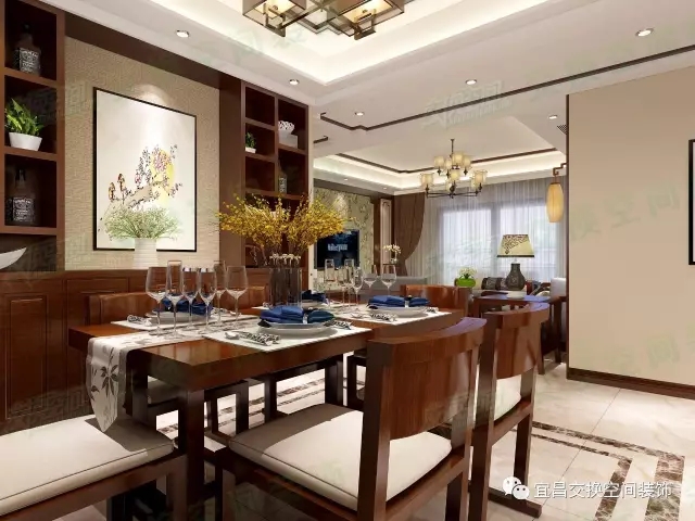 客餐廳的格調統一和諧，原木餐桌椅、餐邊柜的搭配，在燈光的襯托下，顯得空間很有檔次。餐邊柜也擺放了綠植，顯得很清新，營造了一個舒適優雅的用餐氛圍。